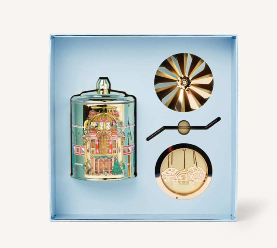 
                  
                    A Tahaa Affair Candle & Spinning Carousel 380g Our good-enough-to-eat Vanilla Caramel scent is even better topped with a festive carousel that twirls with delight.
                  
                