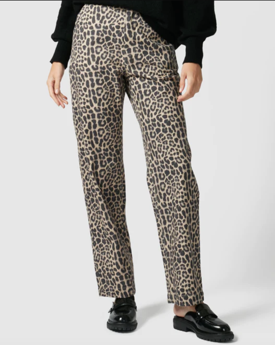 
                  
                    Aspen Pant The Aspen Pant is a 100% Cotton structured pant style designed with a high rise cut. In a bold Leopard, this piece features a button and zip closure and is completed with an elastic waistband at the back.
                  
                