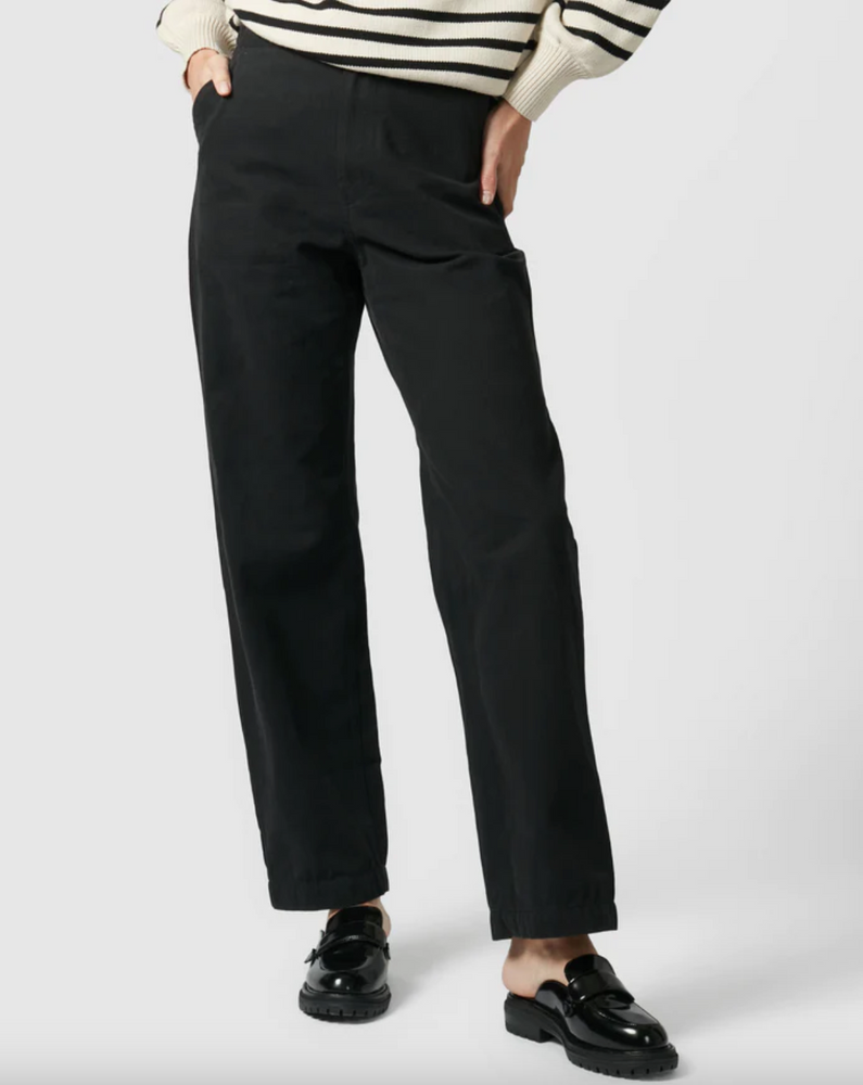 
                  
                    Aspen Pant The Aspen Pant is a 100% Cotton structured pant style designed with a high rise cut. In a bold Leopard, this piece features a button and zip closure and is completed with an elastic waistband at the back.
                  
                