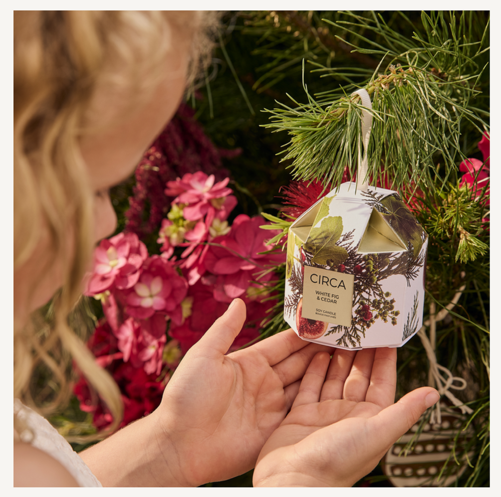 
                  
                    White Fig & Cedar Candle 70g Woody and inviting, this blend of White Fig &amp; Cedar is softened with Orchid and warm Spice. Pop it in a stocking or hang on the Christmas tree.&nbsp;
                  
                